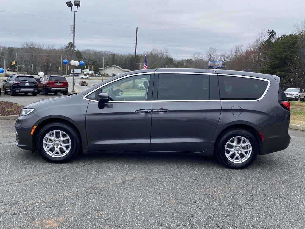 Used 2023 Chrysler Pacifica Touring-L image 2