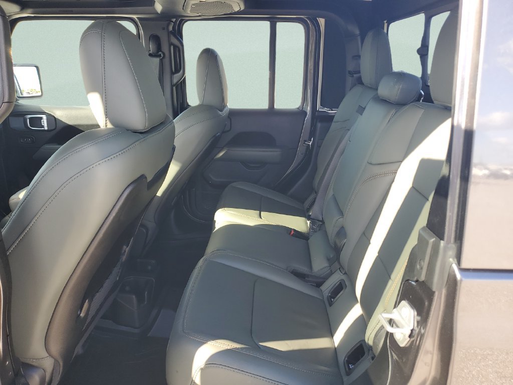 Used 2025 Jeep Gladiator Mojave AWD/4WD image 11