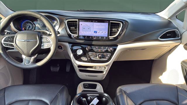 Used 2024 Chrysler Pacifica Touring-L image 46