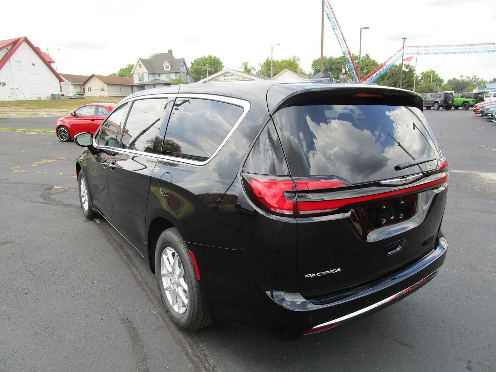New 2026 Chrysler Pacifica Select FWD image 7