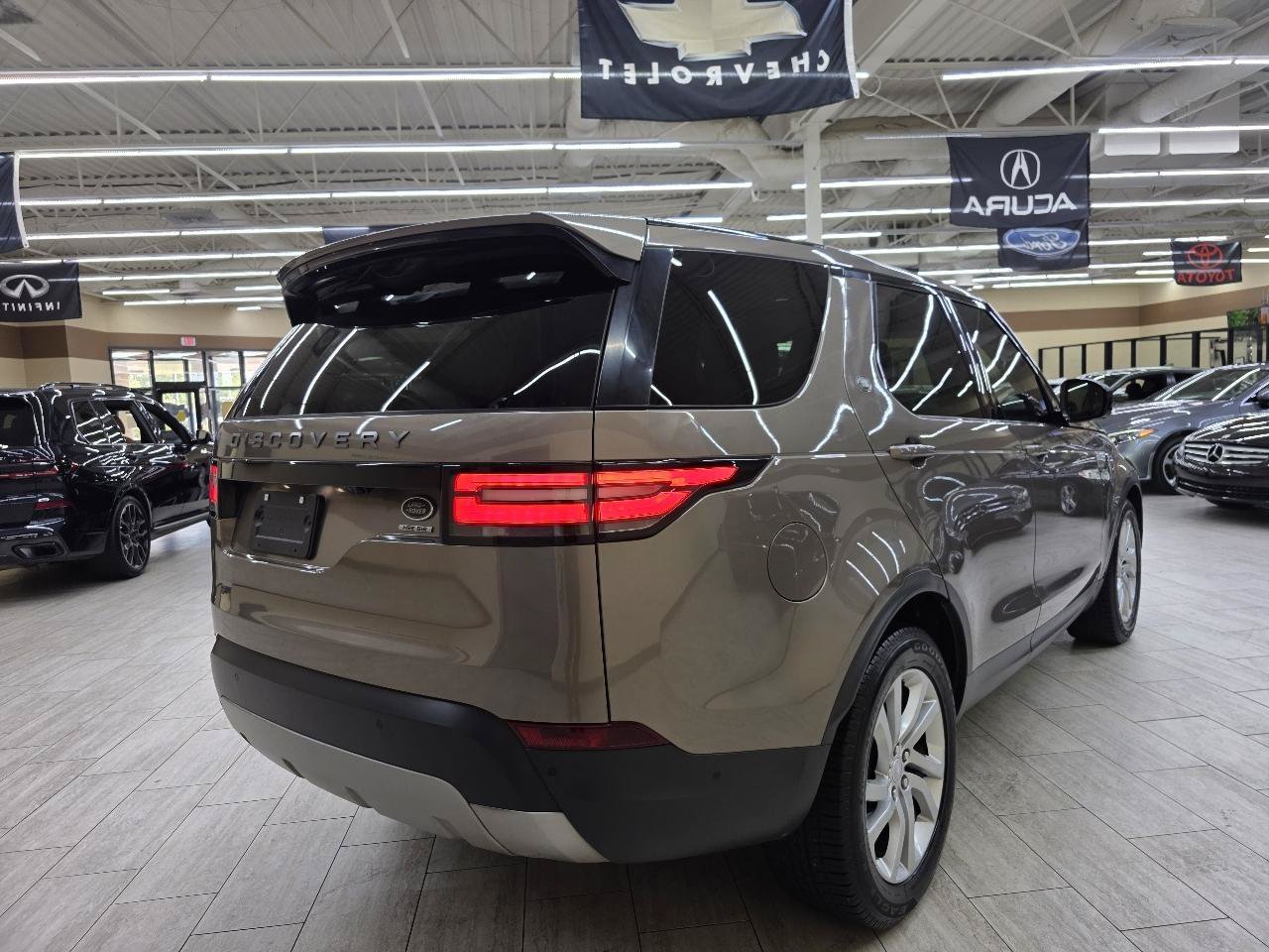 Used 2017 Land Rover Discovery HSE AWD/4WD image 6