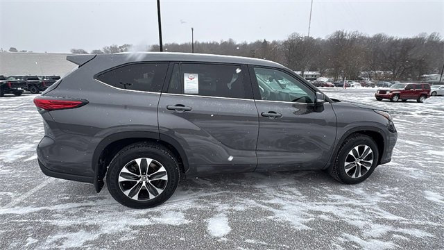 Used 2022 Toyota Highlander XLE image 6