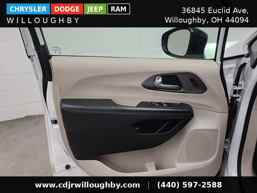 Used 2024 Chrysler Pacifica Limited FWD image 11