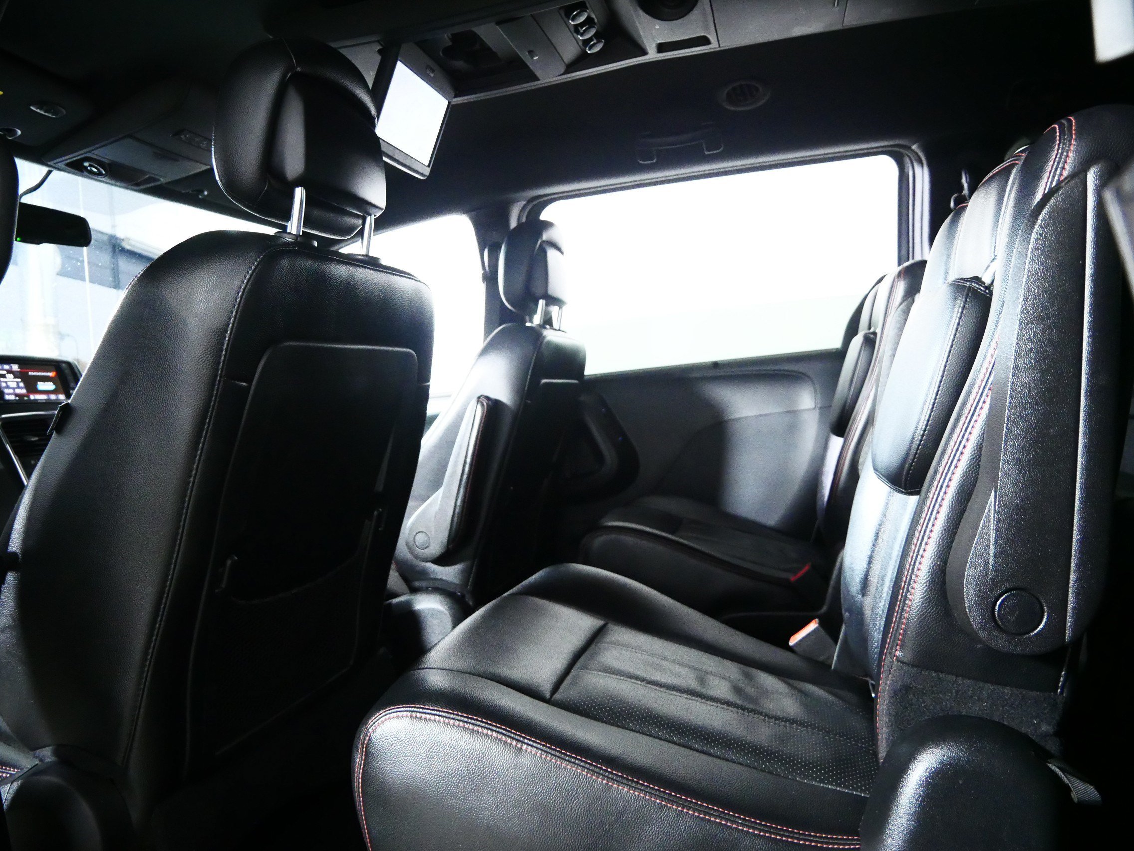 Used 2016 Dodge Grand Caravan R/T w/ Driver Convenience Group FWD image 32