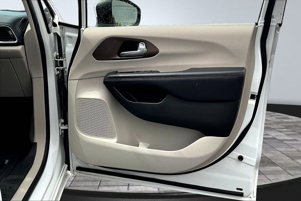 Used 2017 Chrysler Pacifica Touring Plus FWD image 31