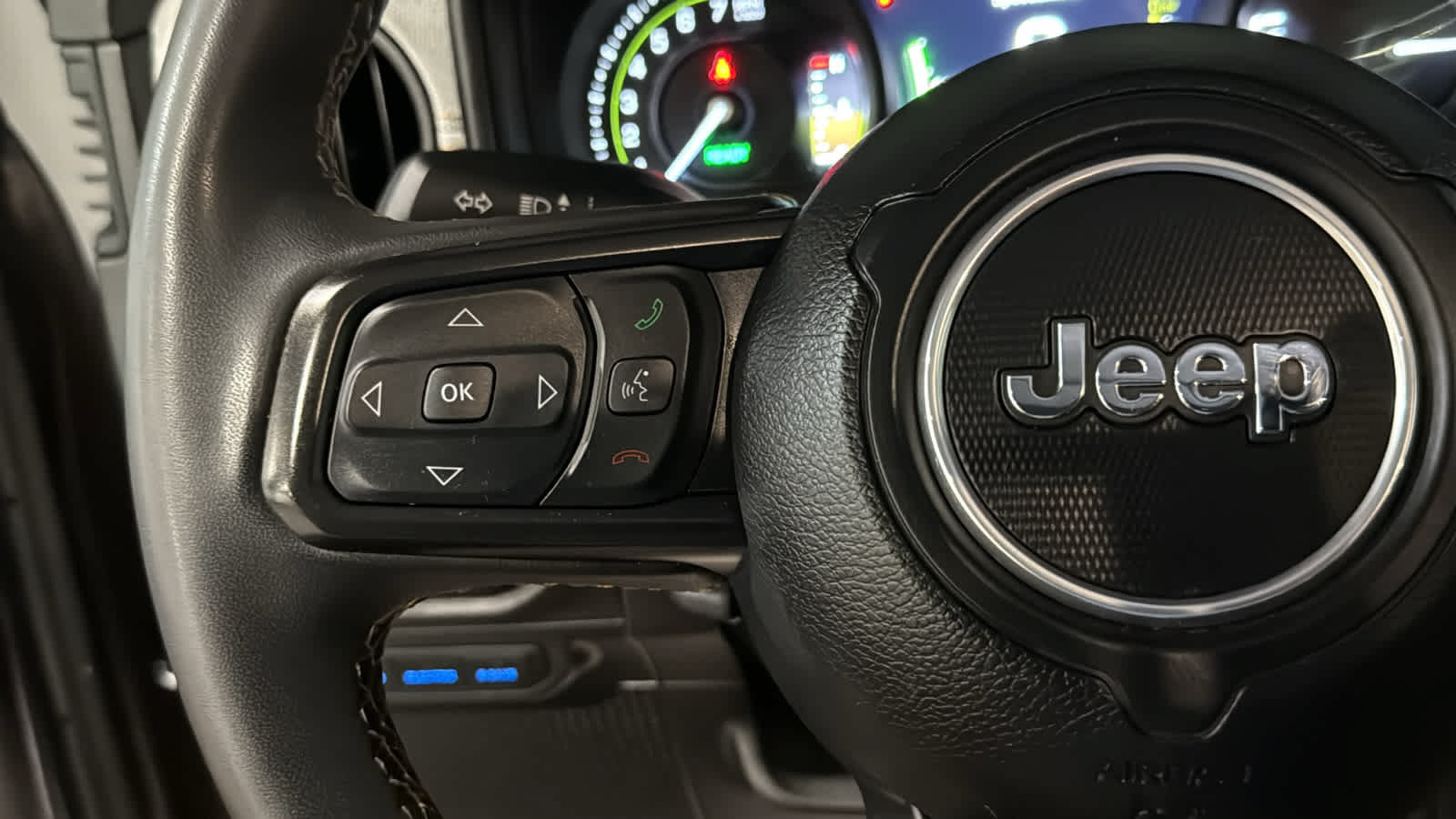 Used 2024 Jeep Wrangler Unlimited w/ Convenience Group AWD/4WD image 12