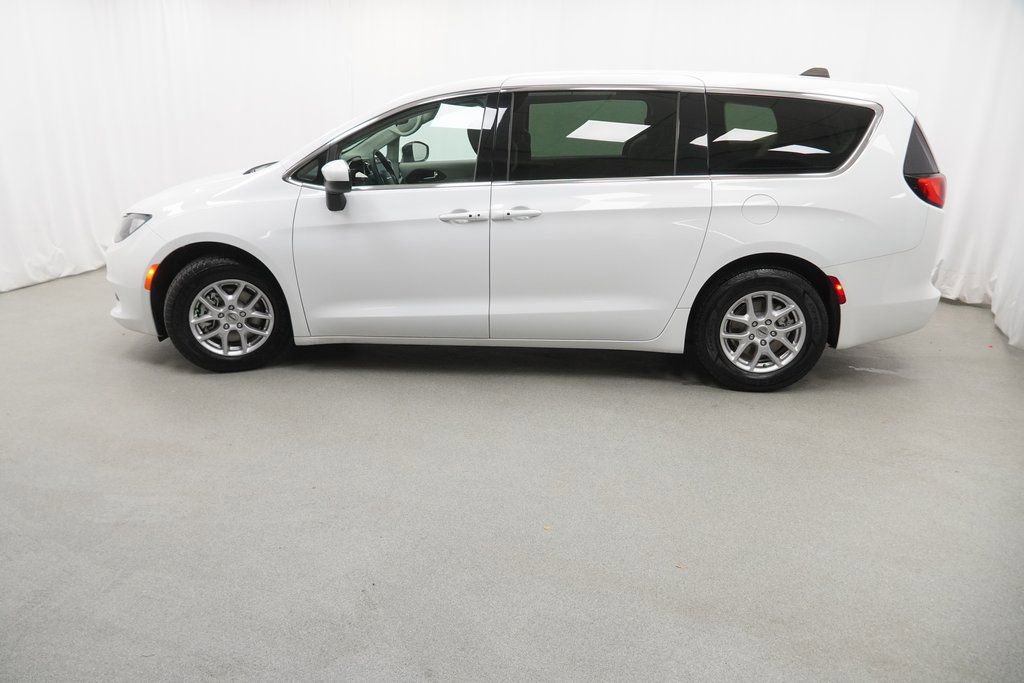 Used 2023 Chrysler Voyager LX image 14