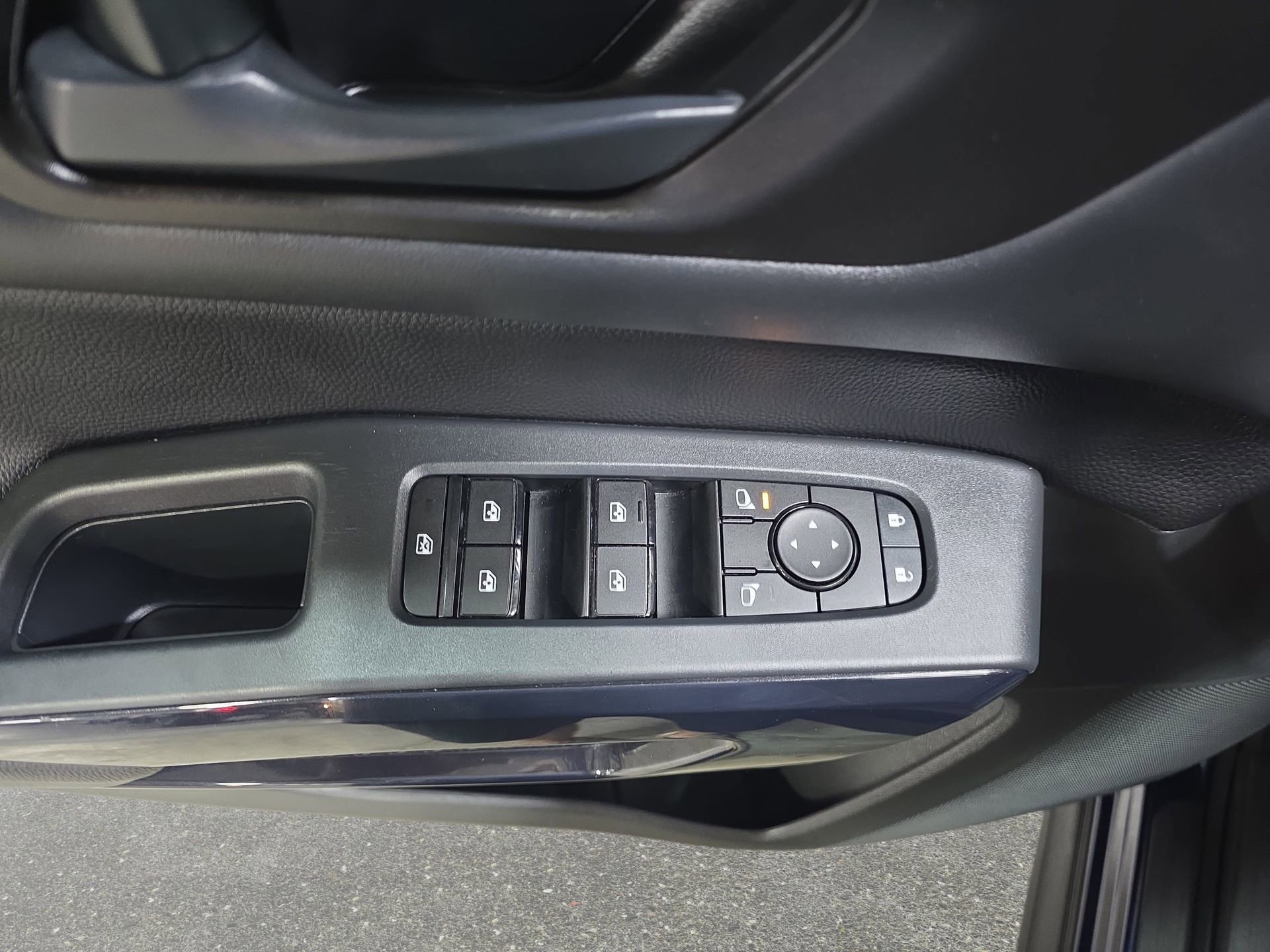 Used 2025 Nissan Pathfinder SV FWD image 27