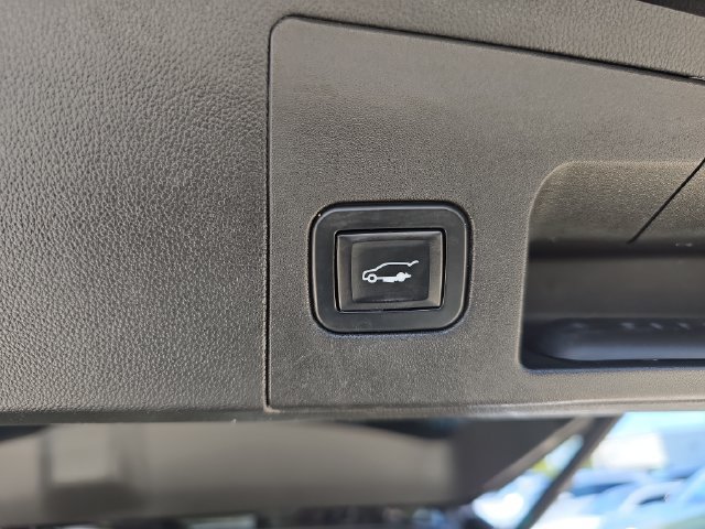 Used 2017 Cadillac XT5 Luxury w/ Driver Awareness Package FWD image 16