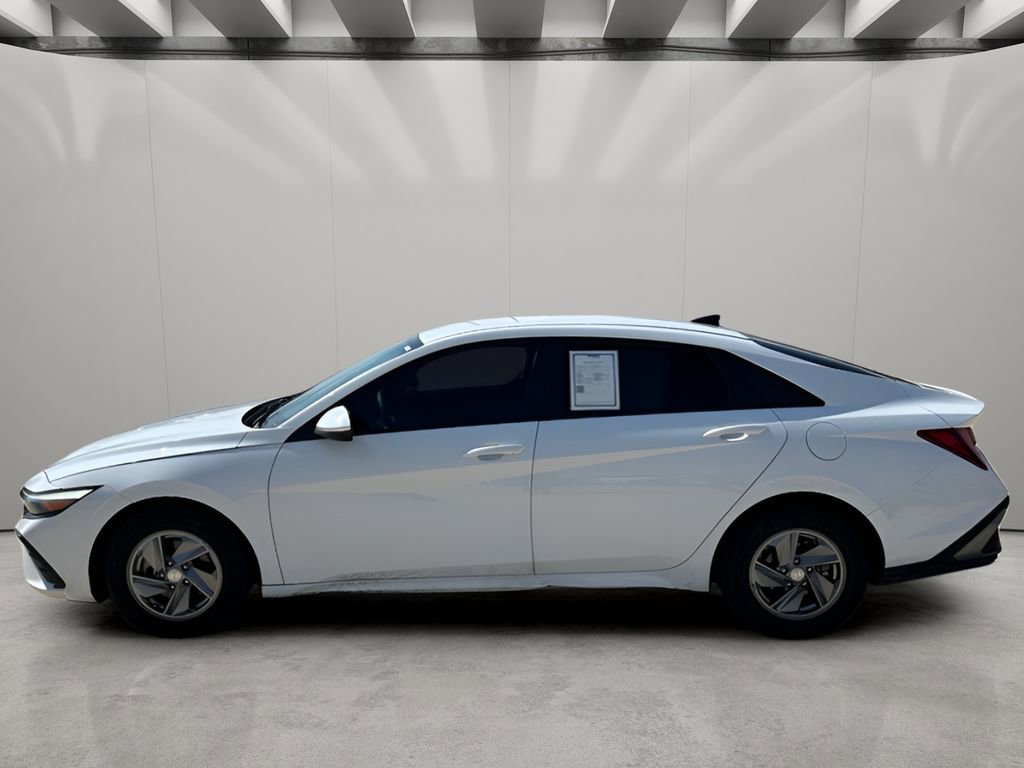 Used 2025 Hyundai Elantra SE FWD image 2