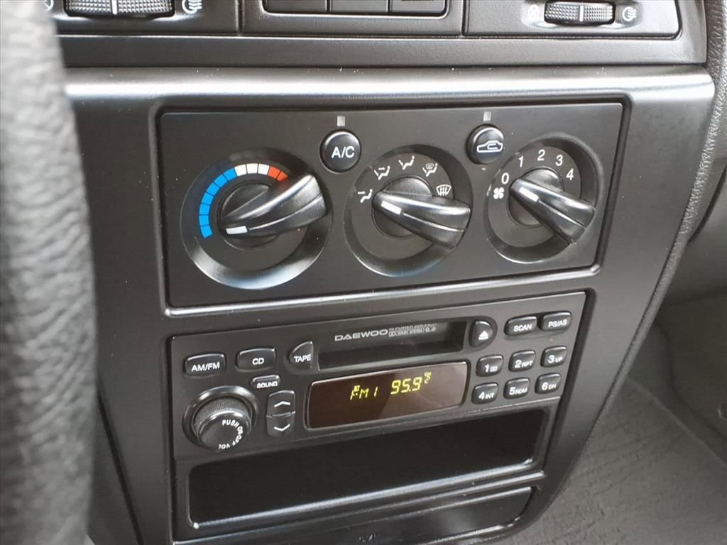 Used 2000 Daewoo Nubira SE FWD image 19