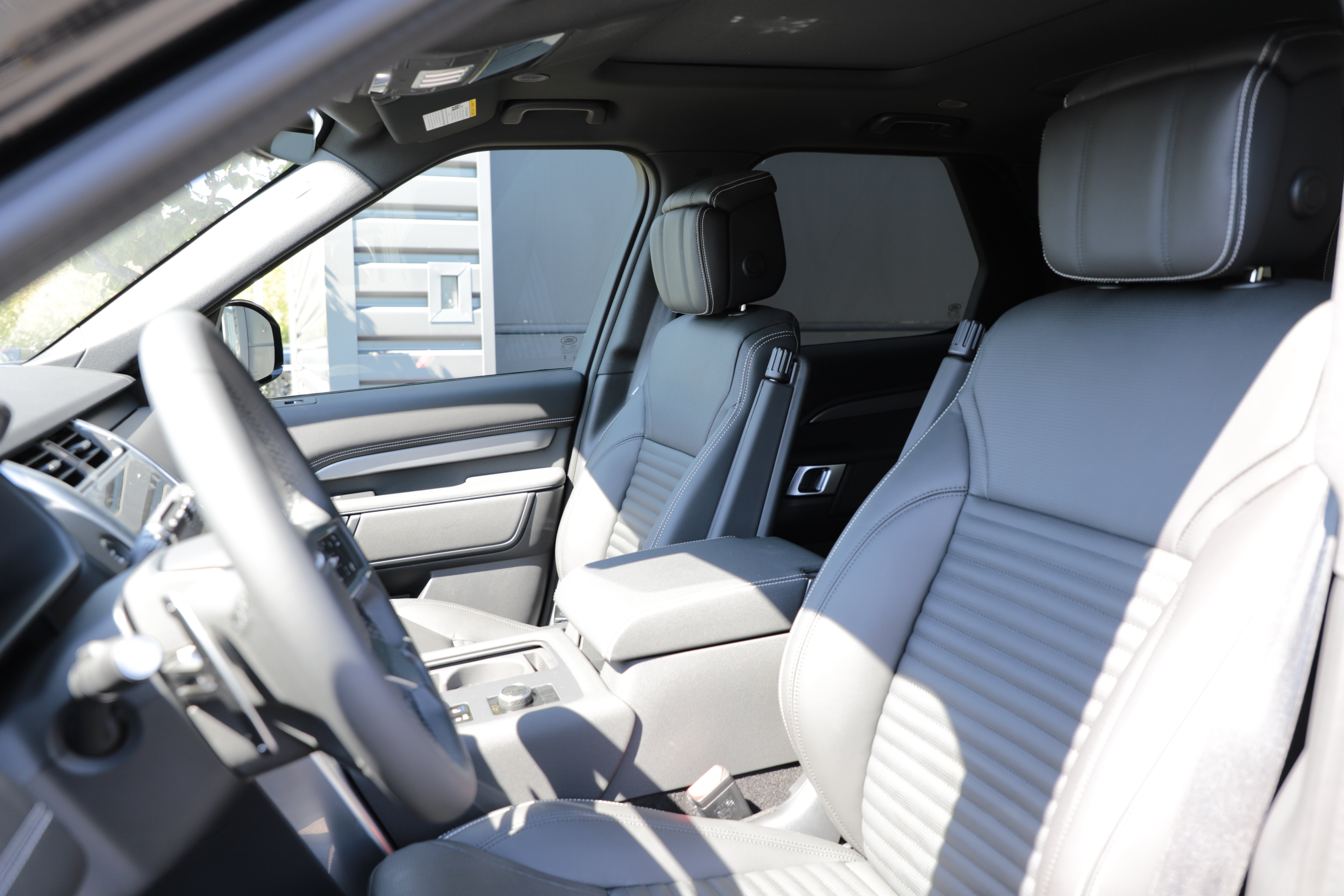 New 2026 Land Rover Discovery Limited Edition AWD/4WD image 17