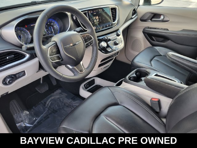 Used 2023 Chrysler Pacifica Touring-L FWD image 15