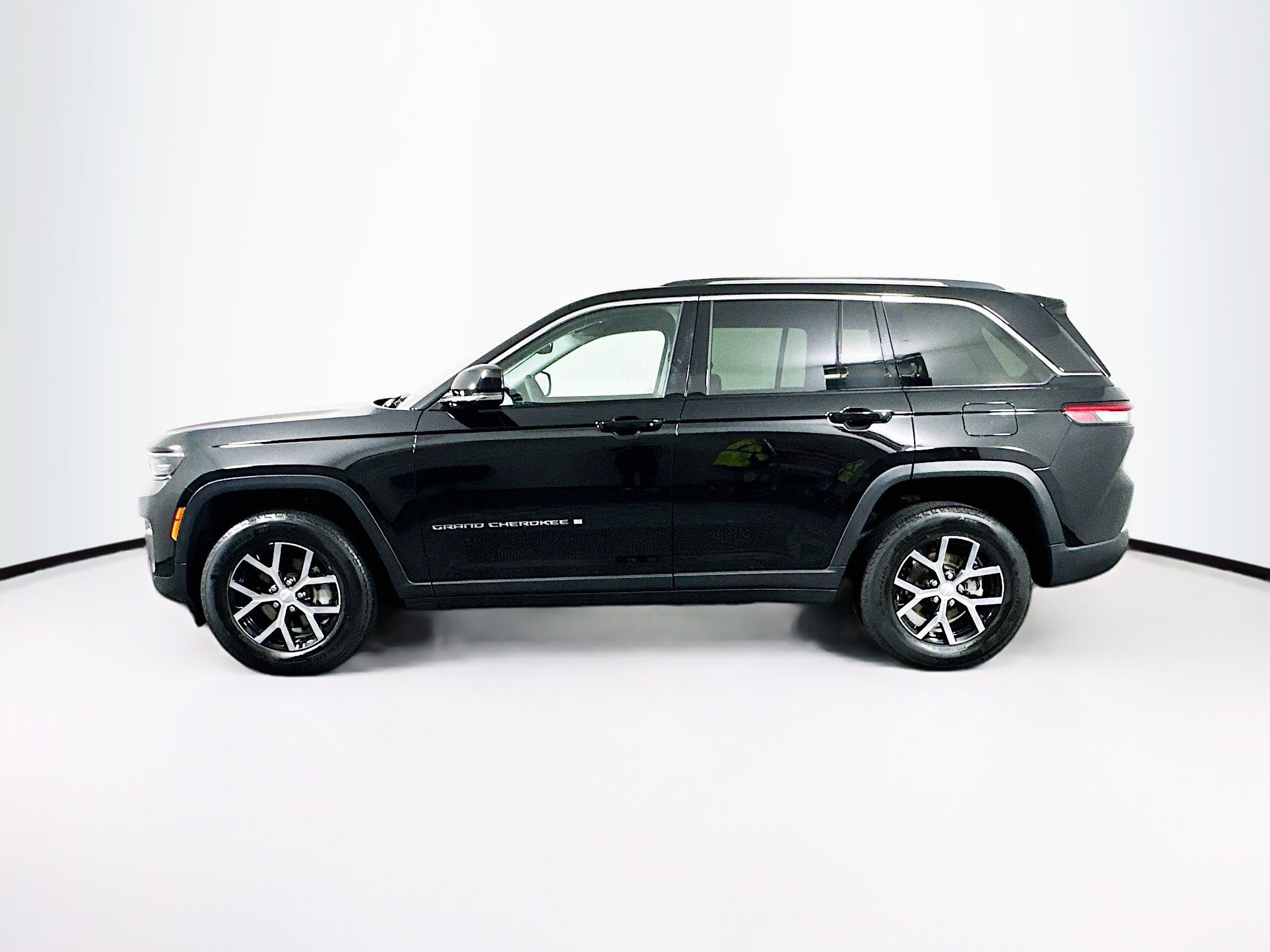 Used 2023 Jeep Grand Cherokee Limited image 4