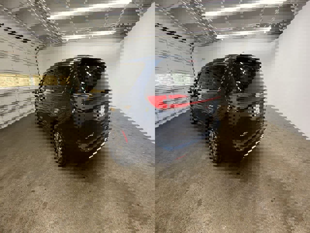 Used 2023 Chrysler Pacifica Touring-L image 4