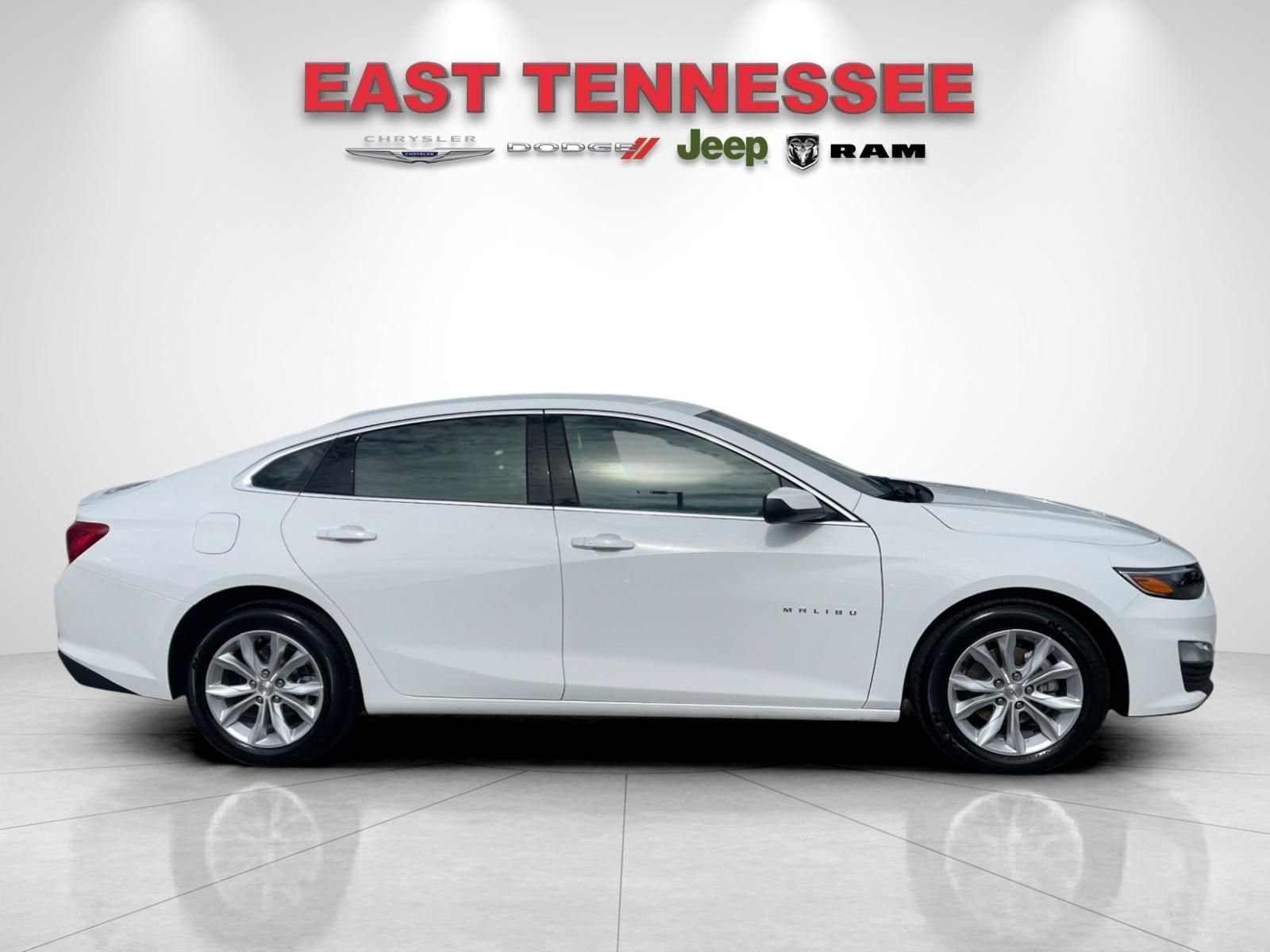 Used 2025 Chevrolet Malibu LT image 2