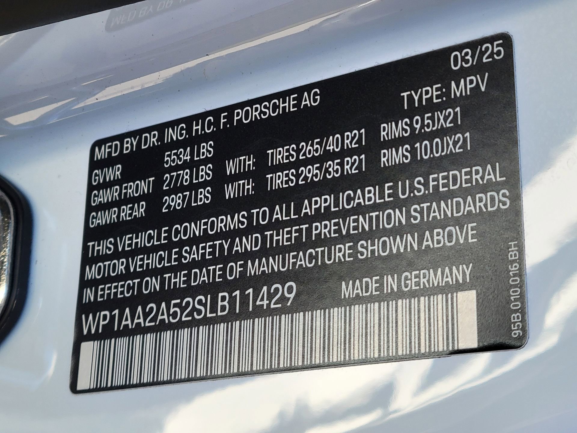 Used 2025 Porsche Macan image 38