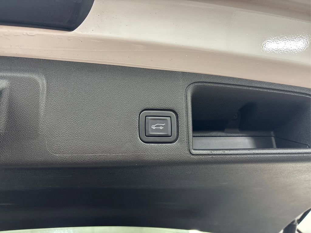 Used 2022 GMC Terrain SLT image 14