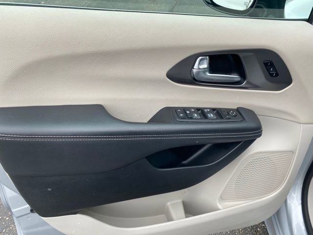 Used 2024 Chrysler Pacifica Touring-L image 16