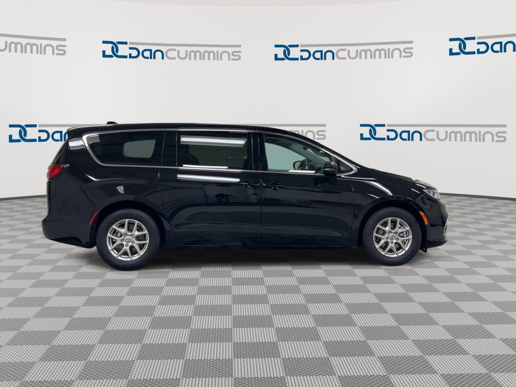 Used 2024 Chrysler Pacifica Touring-L image 9