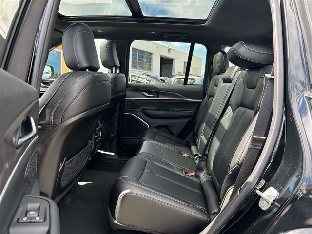 New 2025 Jeep Grand Cherokee Limited w/ Black Appearance Package image 6