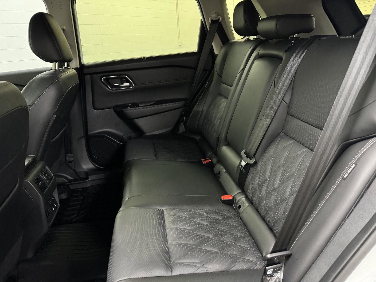 Used 2024 Nissan Rogue Platinum w/ Platinum Premium Package image 11