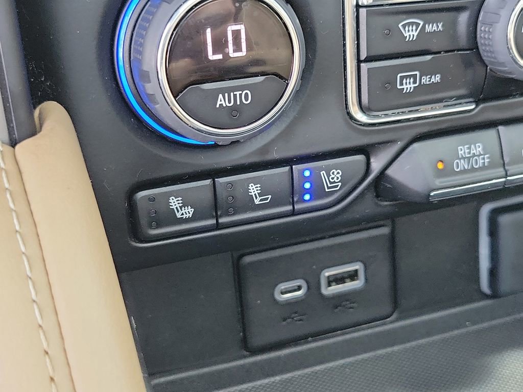 Used 2023 Chevrolet Tahoe Premier AWD/4WD image 32