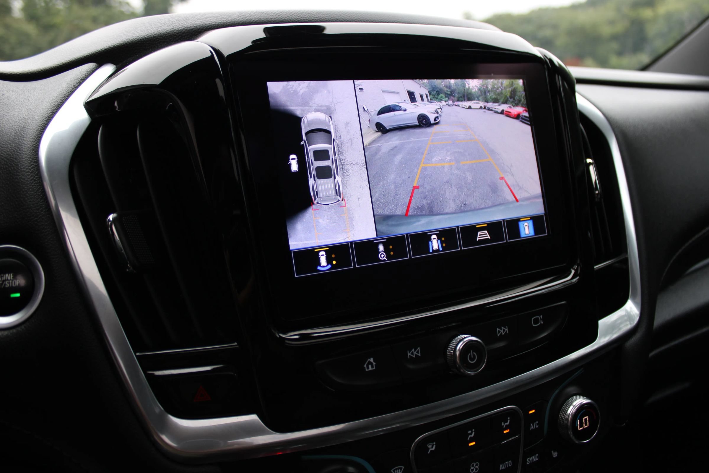 Used 2022 Chevrolet Traverse LT w/ LT Premium Package AWD/4WD image 13