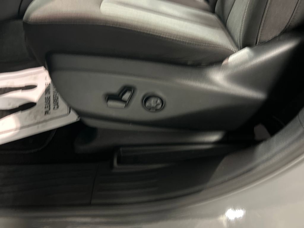 Used 2024 Chrysler Pacifica Touring FWD image 13