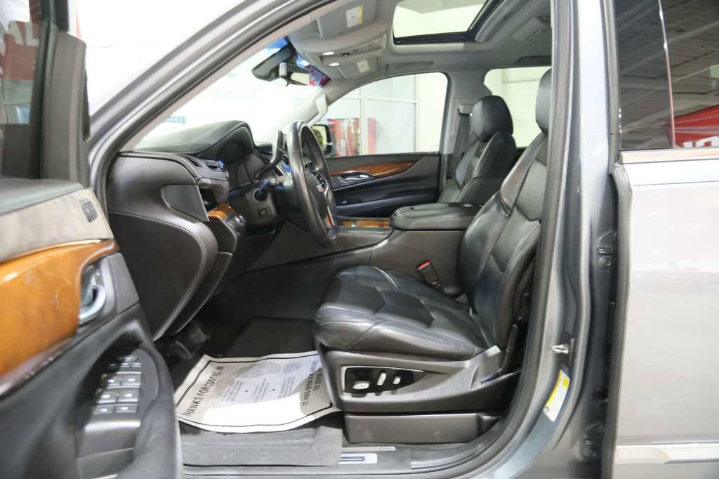 Used 2018 Cadillac Escalade Premium Luxury AWD/4WD image 17