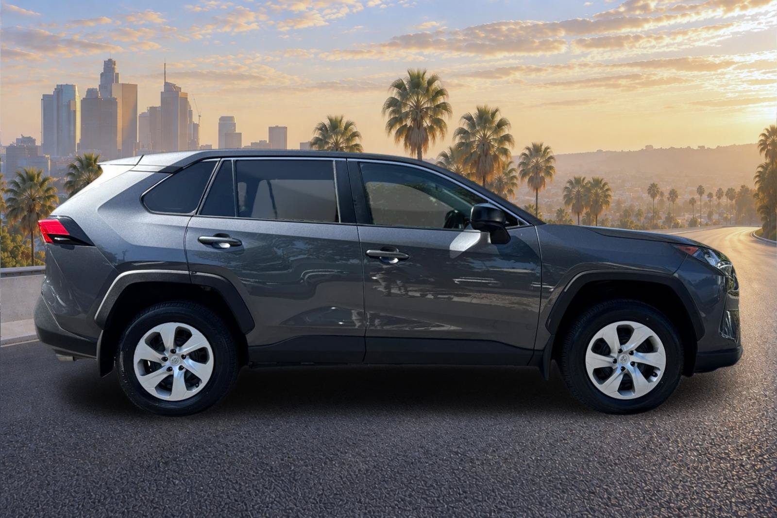 Used 2022 Toyota RAV4 LE FWD image 3