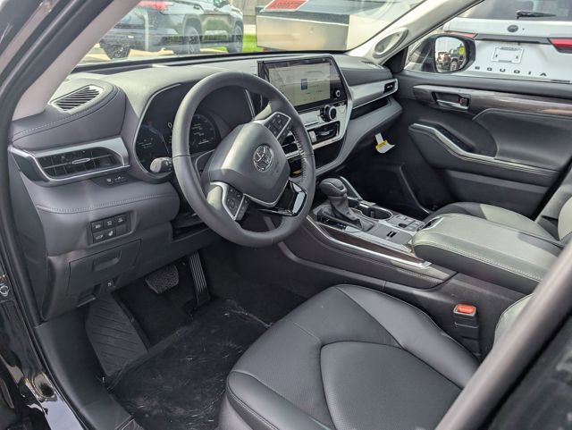 New 2026 Toyota Highlander Platinum image 12