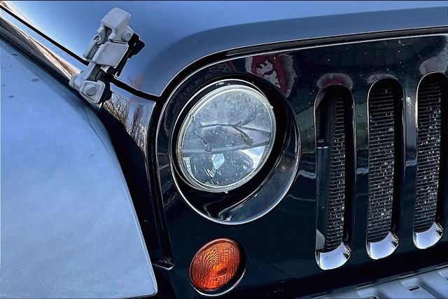 Used 2012 Jeep Wrangler Unlimited Rubicon w/ Connectivity Group image 27