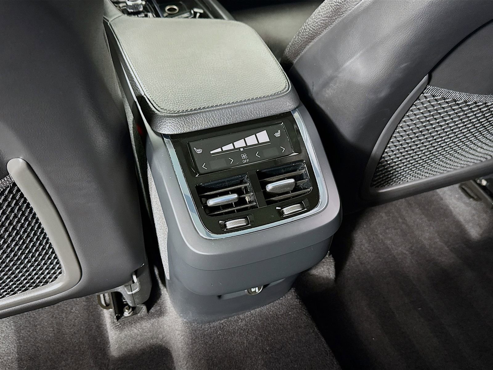 Used 2016 Volvo XC90 T6 Momentum AWD/4WD image 21