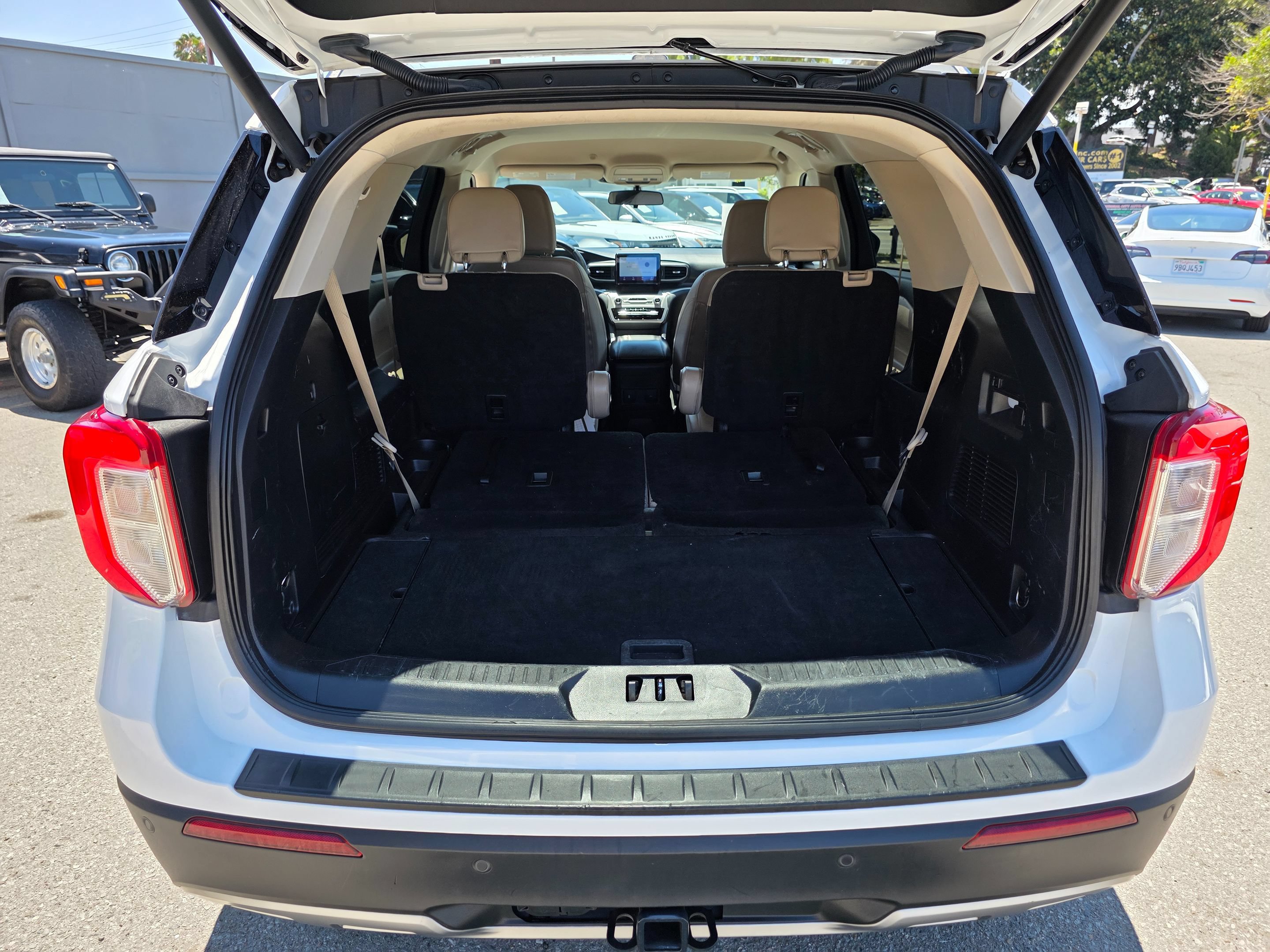 Used 2022 Ford Explorer XLT w/ Equipment Group 202A AWD/4WD image 12