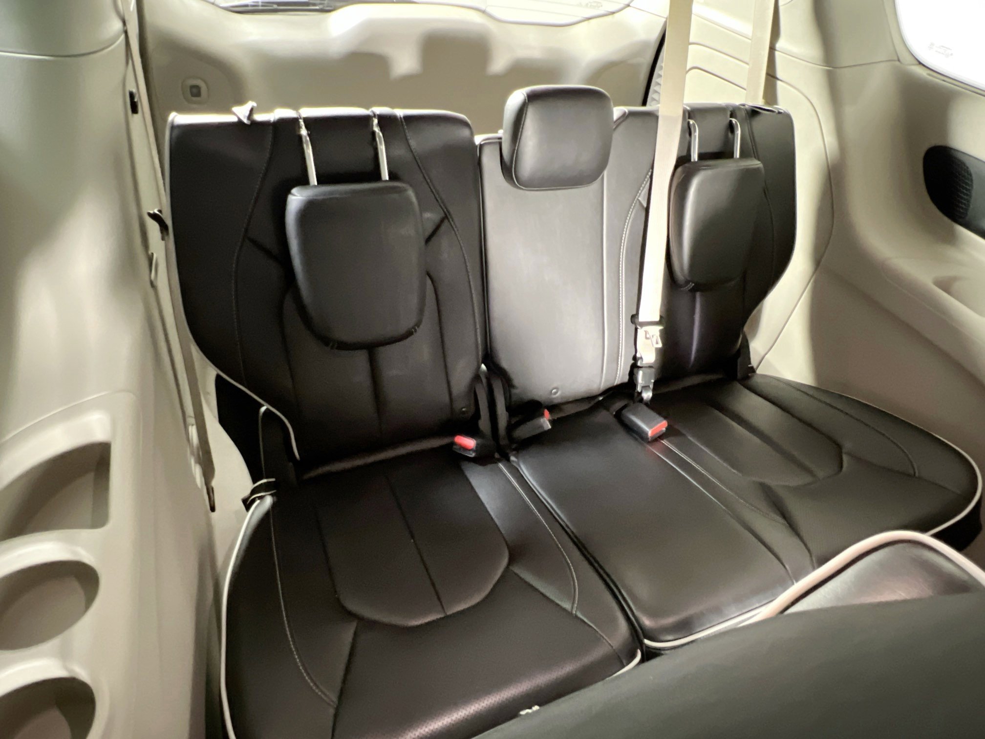 Used 2021 Chrysler Pacifica Limited w/ Uconnect Theater Family Group image 29