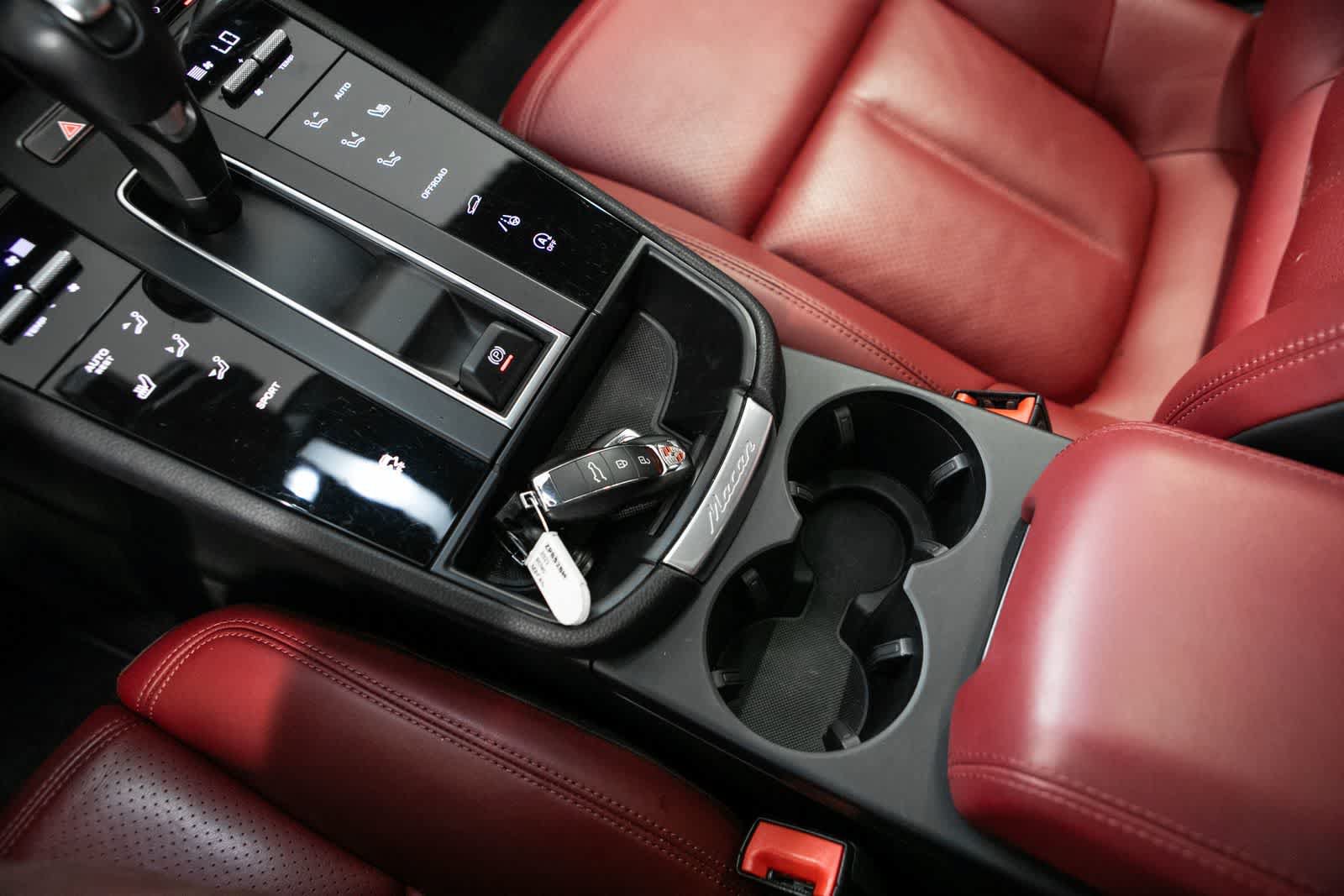 Certified 2022 Porsche Macan AWD/4WD image 25