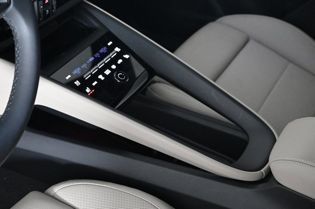 Certified 2025 Porsche Macan Electric image 25