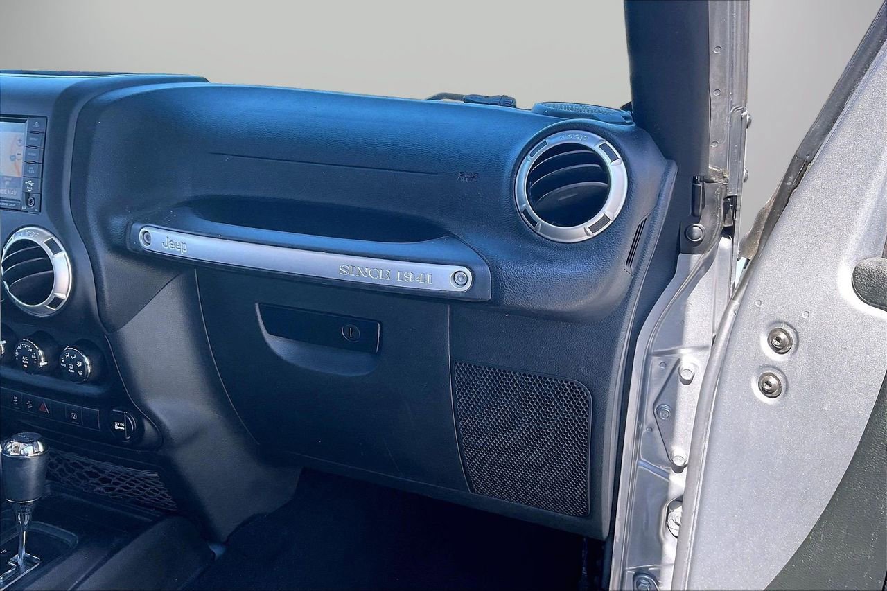 Used 2017 Jeep Wrangler Unlimited Sahara w/ Connectivity Group image 19