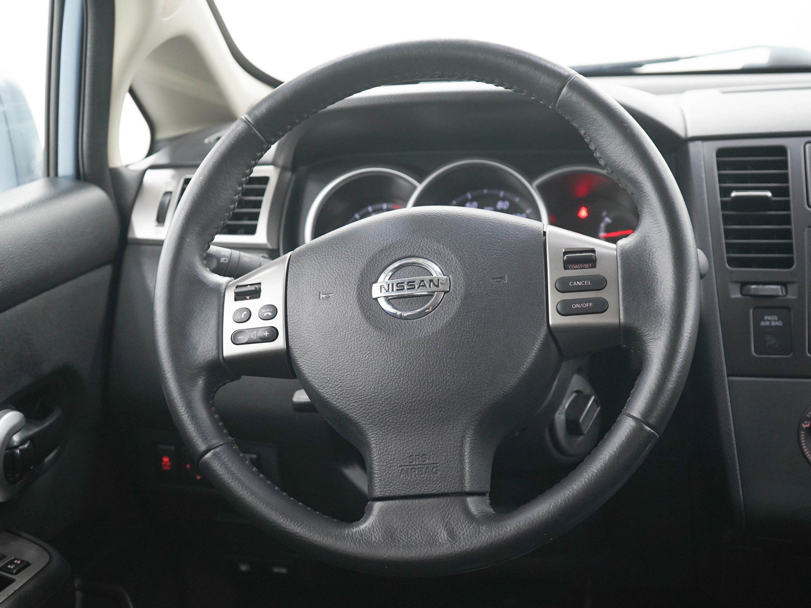Used 2011 Nissan Versa Hatchback w/ Premium Pkg FWD image 15