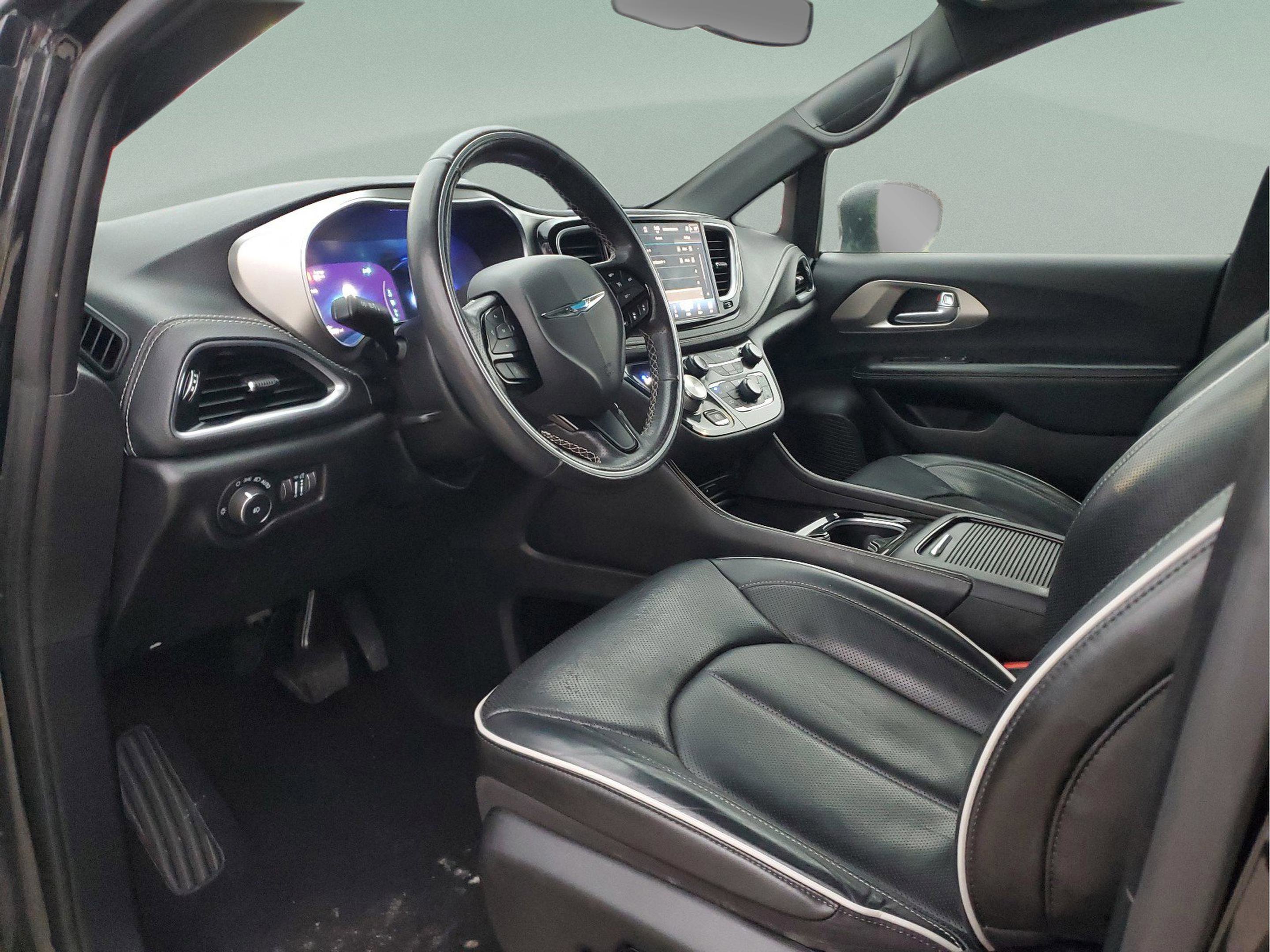 Used 2021 Chrysler Pacifica Limited w/ Uconnect Theater Family Group image 15