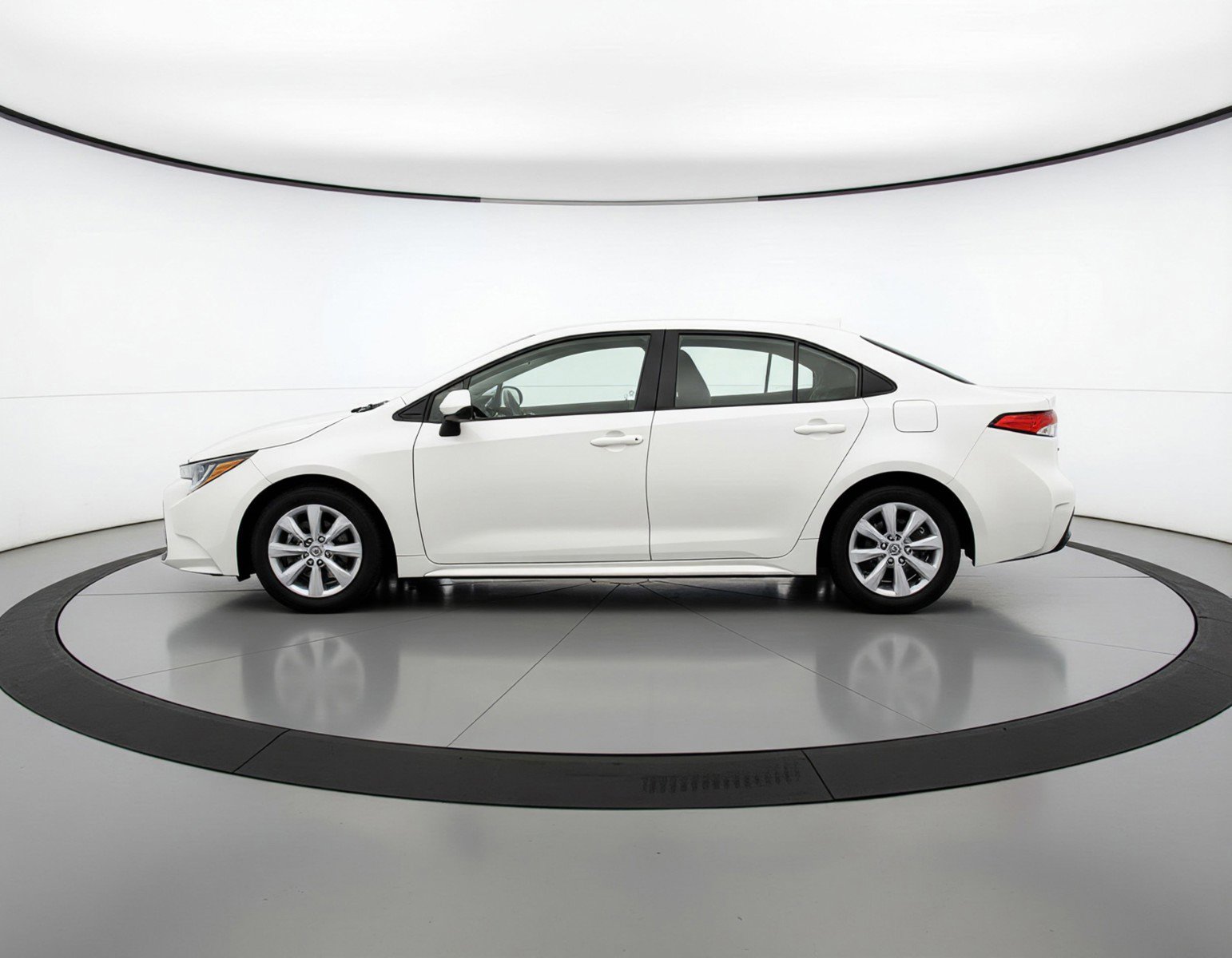 Used 2025 Toyota Corolla LE FWD image 5