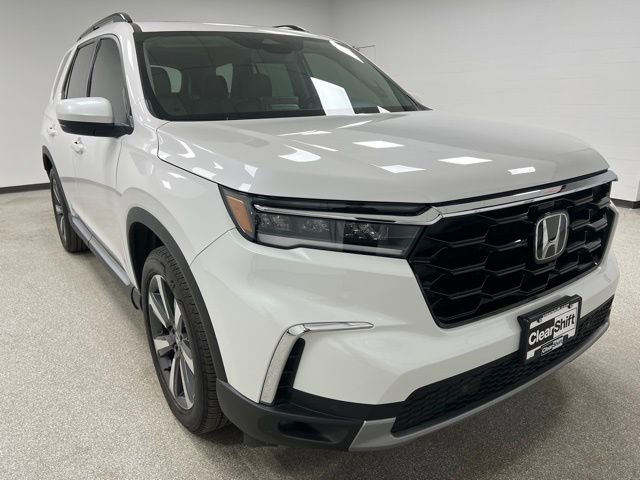 Used 2025 Honda Pilot Touring image 2
