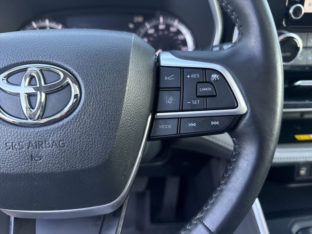 Used 2023 Toyota Highlander XLE AWD/4WD image 19