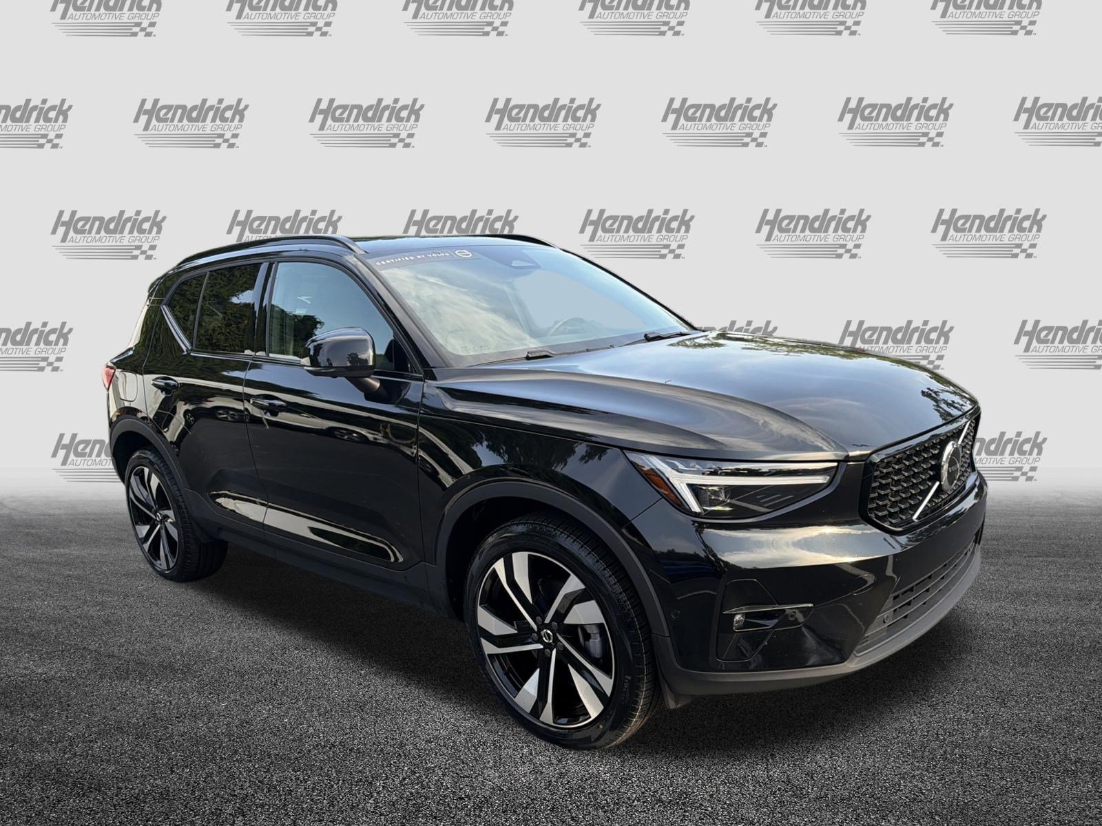 Used 2025 Volvo XC40 B5 Ultra AWD/4WD image 2