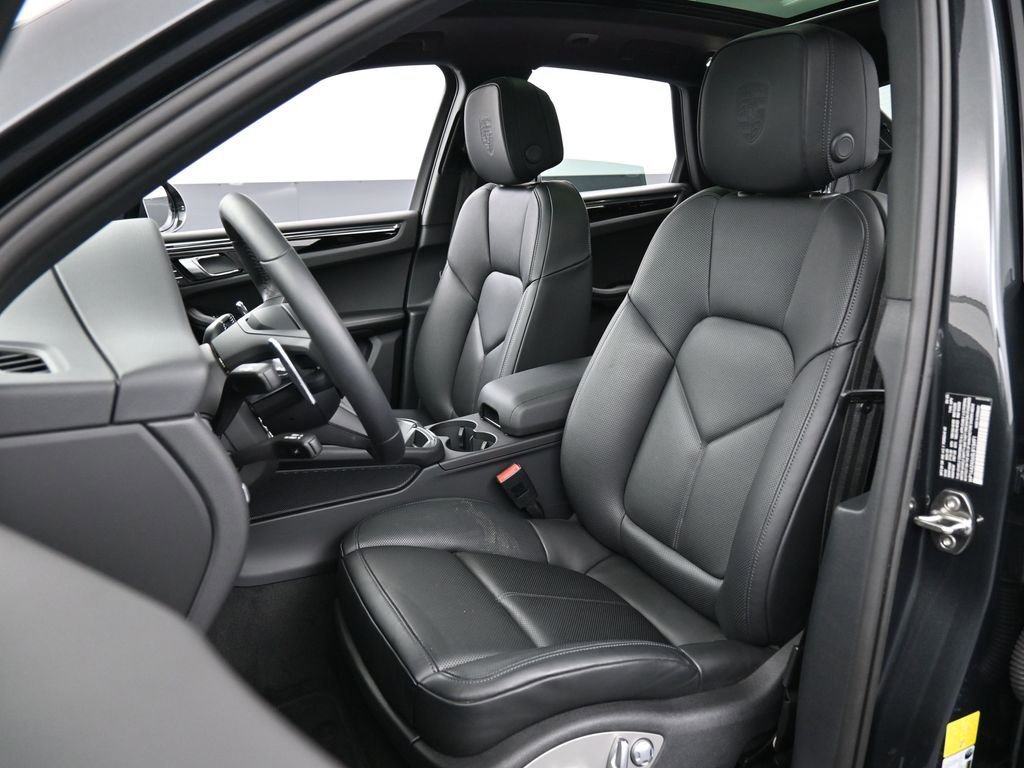 Certified 2025 Porsche Macan image 5