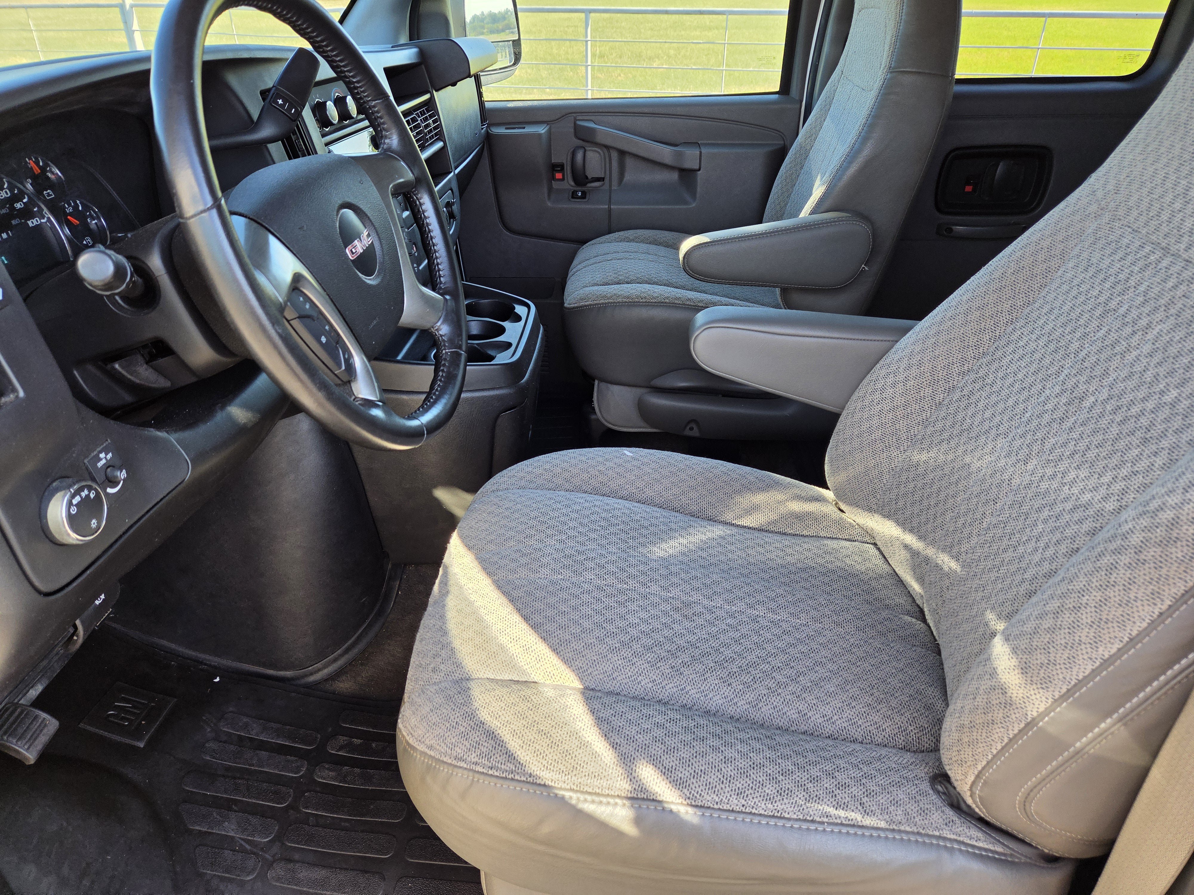 Used 2016 GMC Savana 3500 LT w/ LT Preferred Equipment Group RWD image 23