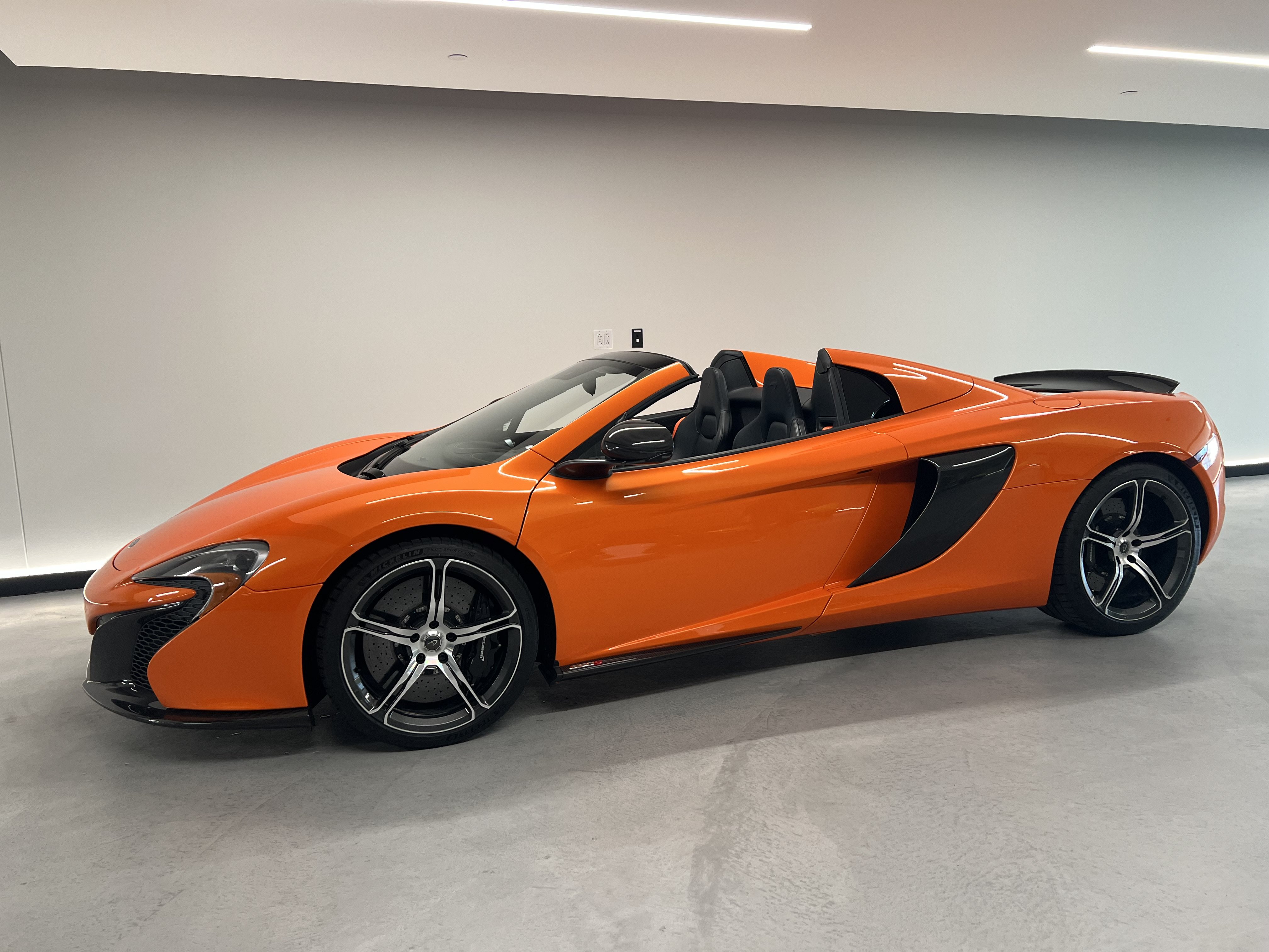 Used 2015 McLaren 650S Spider RWD image 16