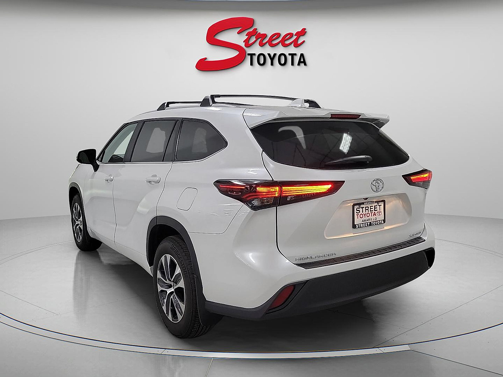Certified 2024 Toyota Highlander XLE AWD/4WD image 2