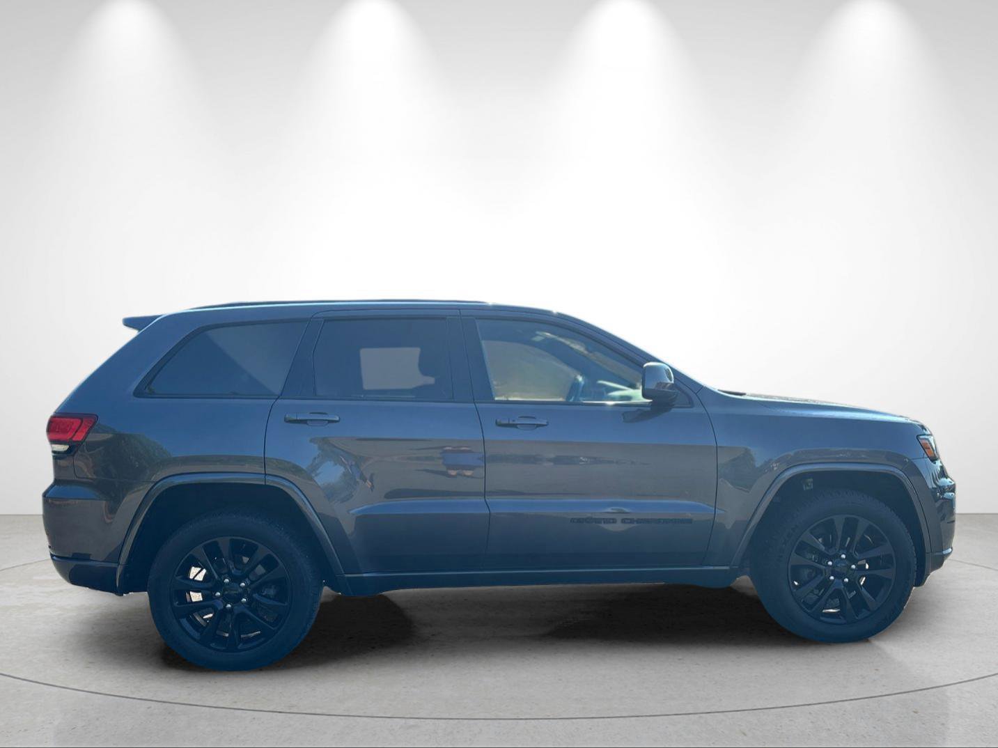 Used 2020 Jeep Grand Cherokee Altitude AWD/4WD image 6